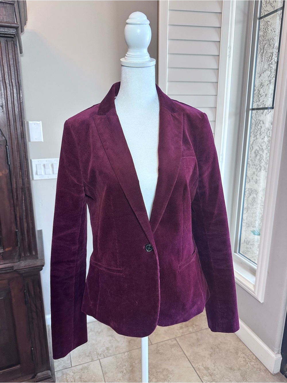 Banana Republic Women’s Corduroy  Blazer Jacket in Deep Plum Size 6 EUC